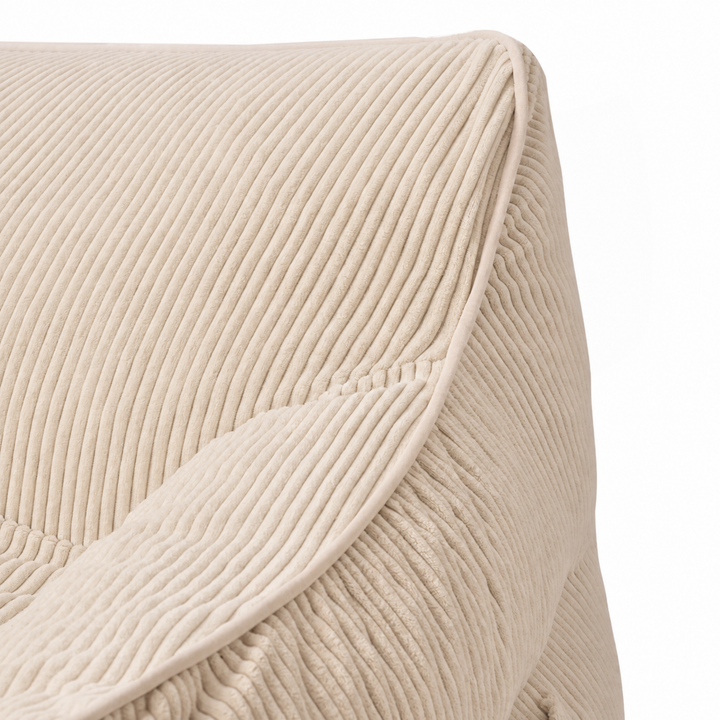 Pouf fauteuil en velours côtelé beige, gros plan sur l&