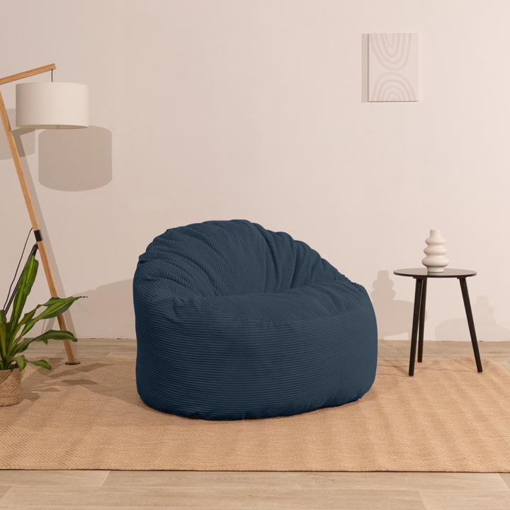Pouf en velours côtelé épais dans un intérieur, dossier arrondi