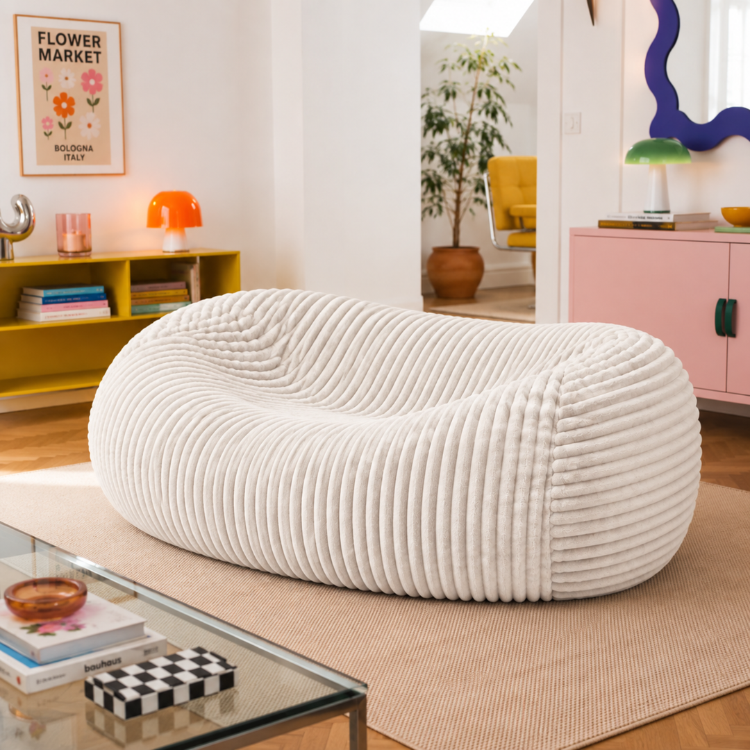 Pouf long géant déhoussable en fourrure côtelée dans un salon moderne
