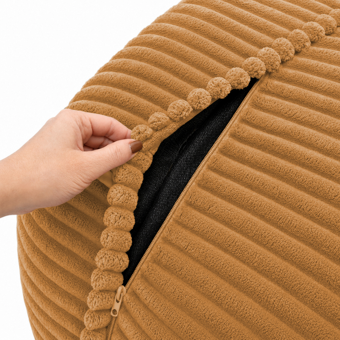 Gros plan sur la housse du pouf XXL en velours côtelé, fermeture éclair pour le déhoussage.