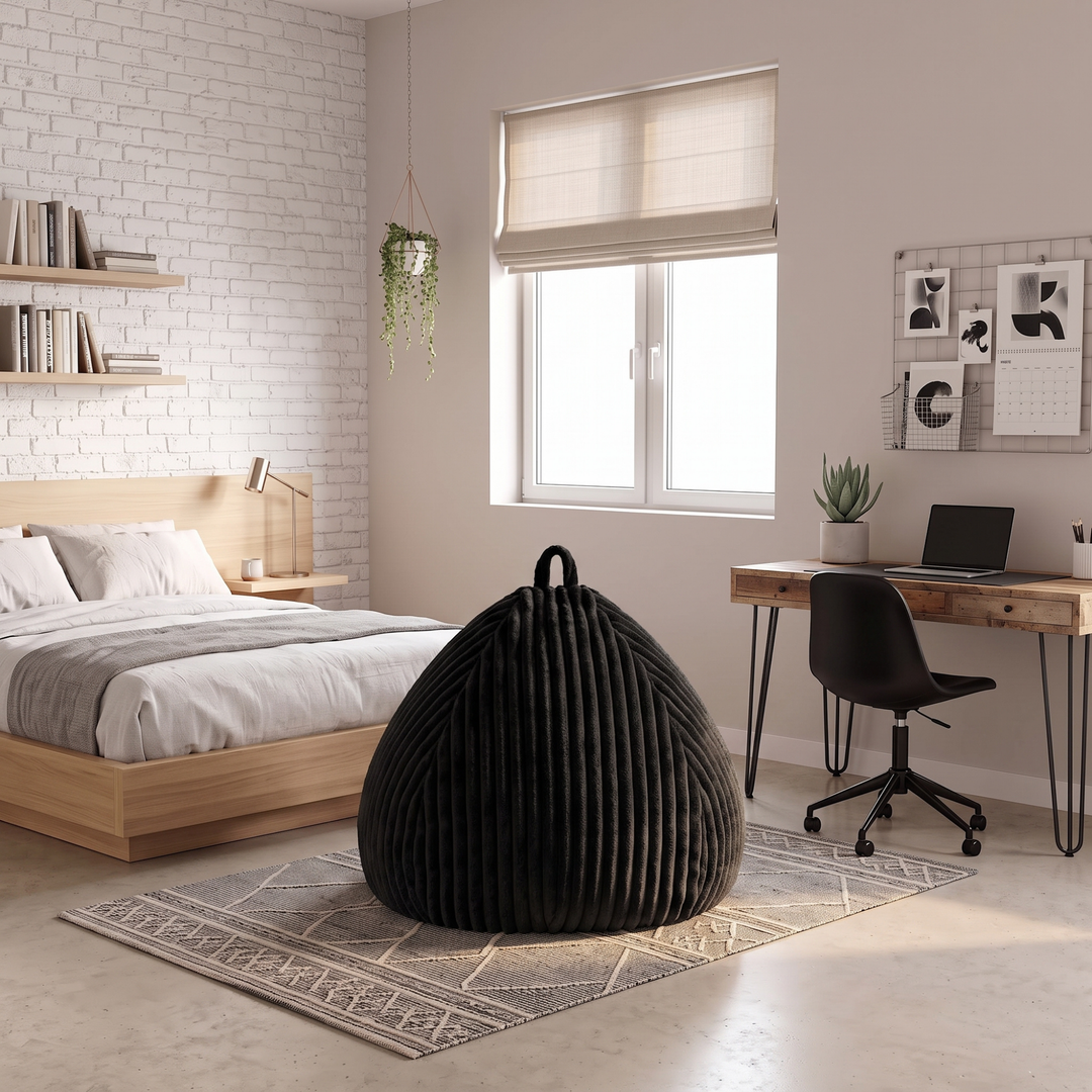 Pouf poire en fourrure côtelée posé au sol dans un intérieur