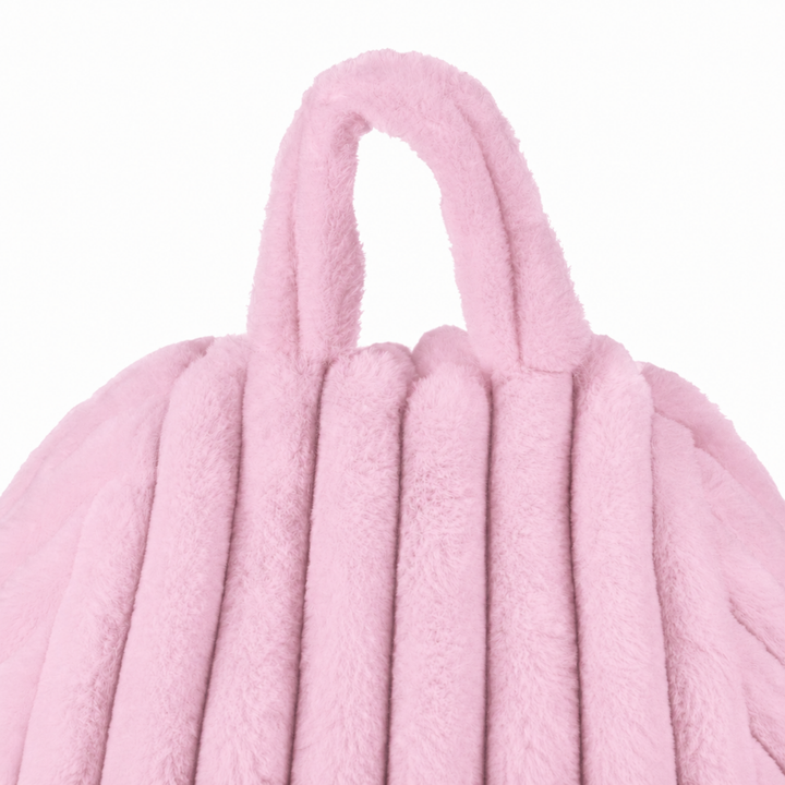 Pouf poire déhoussable en fourrure côtelée, vue rapprochée de la poignée. 