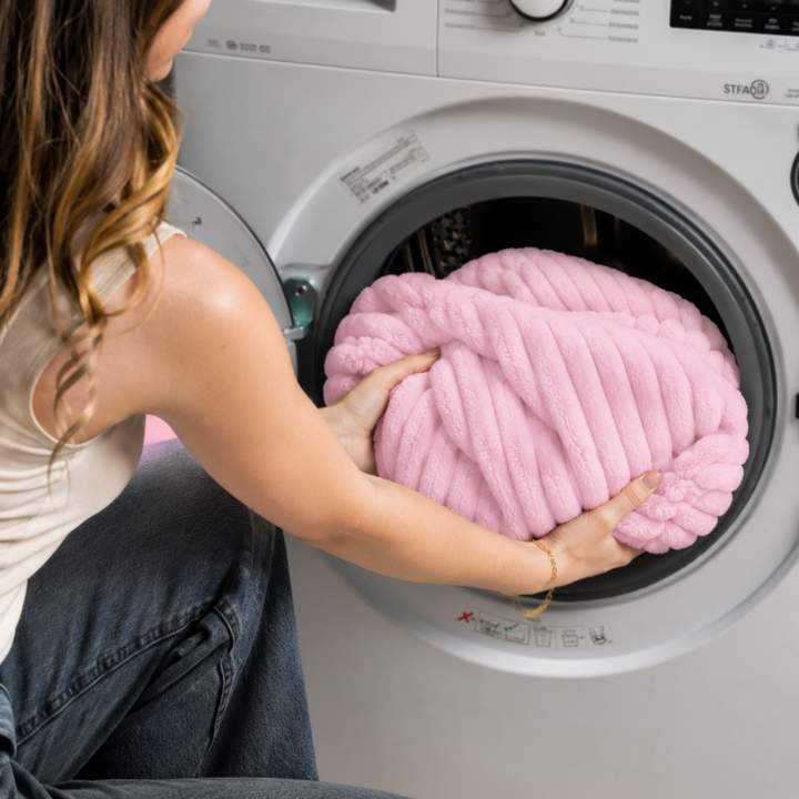 Housse amovible de pouf poire fourrure côtelée placée dans un lave-linge
