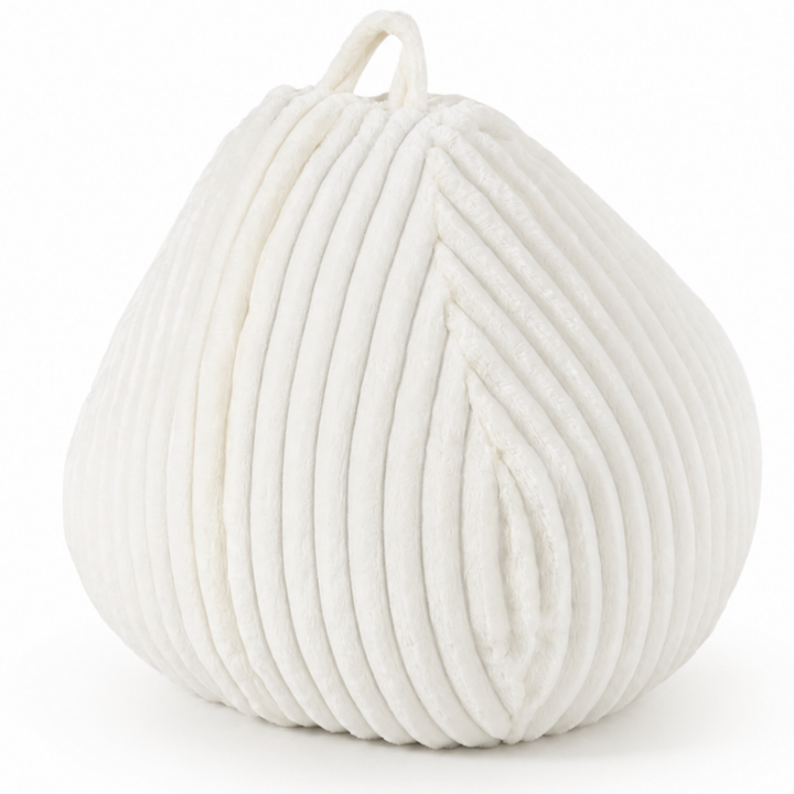 Pouf poire en fourrure côtelée blanc, vue trois-quarts, poignée visible.
