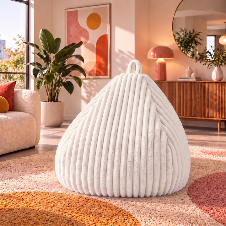 Pouf poire en fourrure côtelée, forme arrondie avec poignée, vue en intérieur