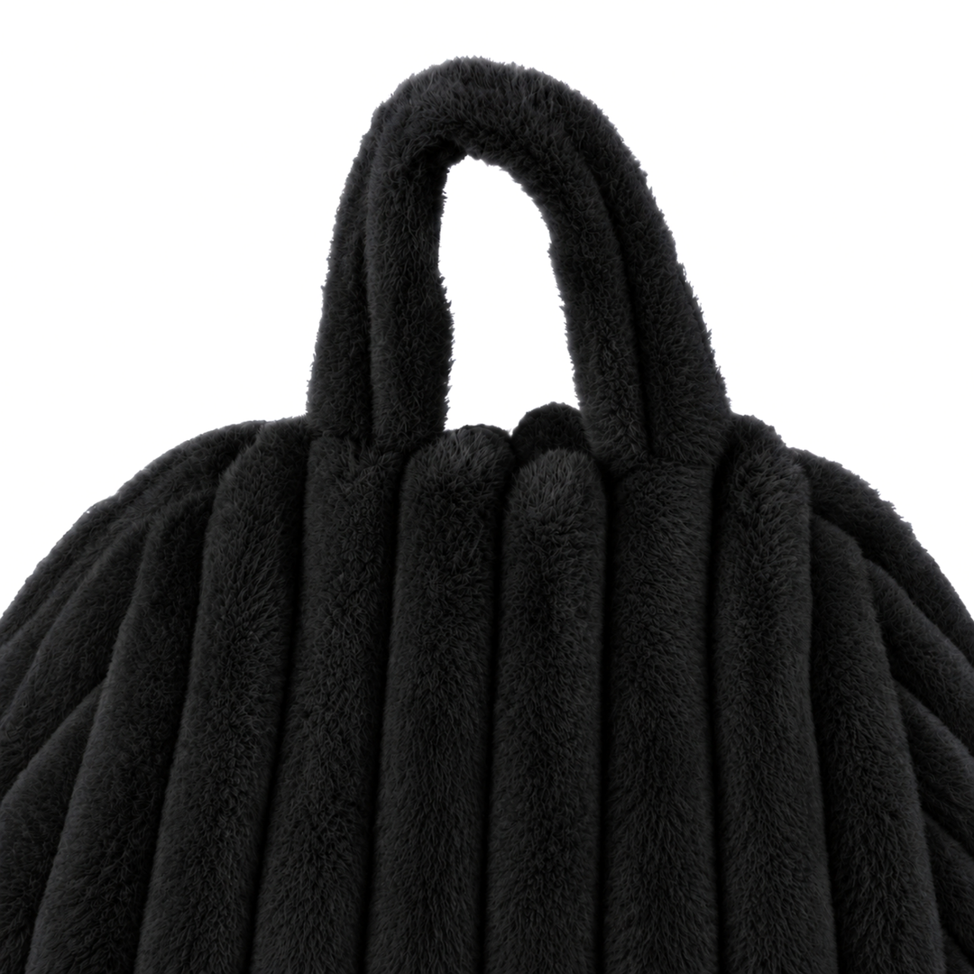 Pouf poire en fourrure côtelée, poignée rembourrée visible sur le dessus.