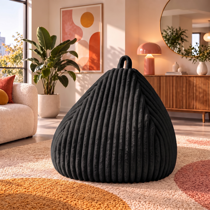 Pouf poire en fourrure côtelée posé au sol dans un intérieur