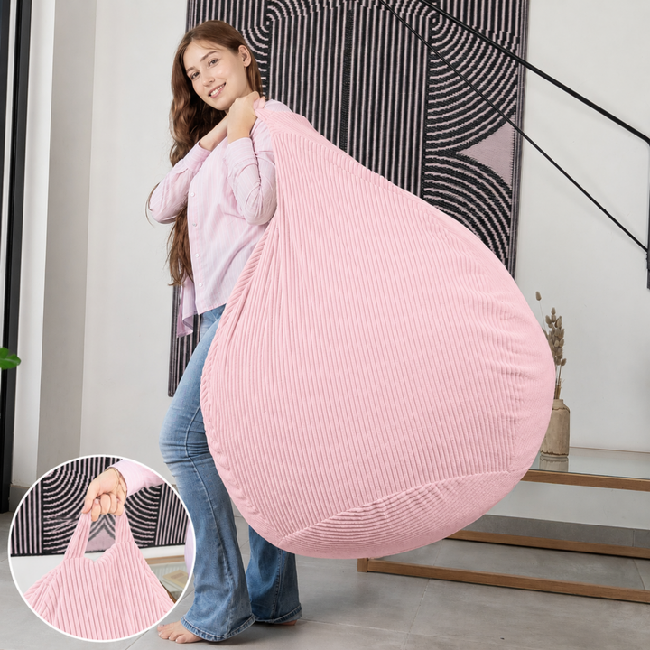 Femme soulevant le pouf poire déhoussable en velours côtelé déhoussable par sa poignée.