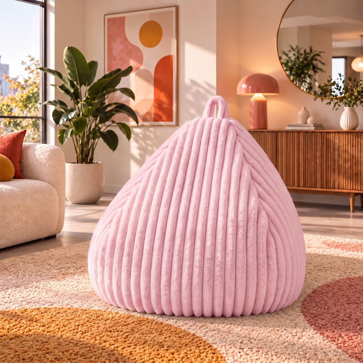 Pouf poire en fourrure côtelée posé au sol dans un intérieur