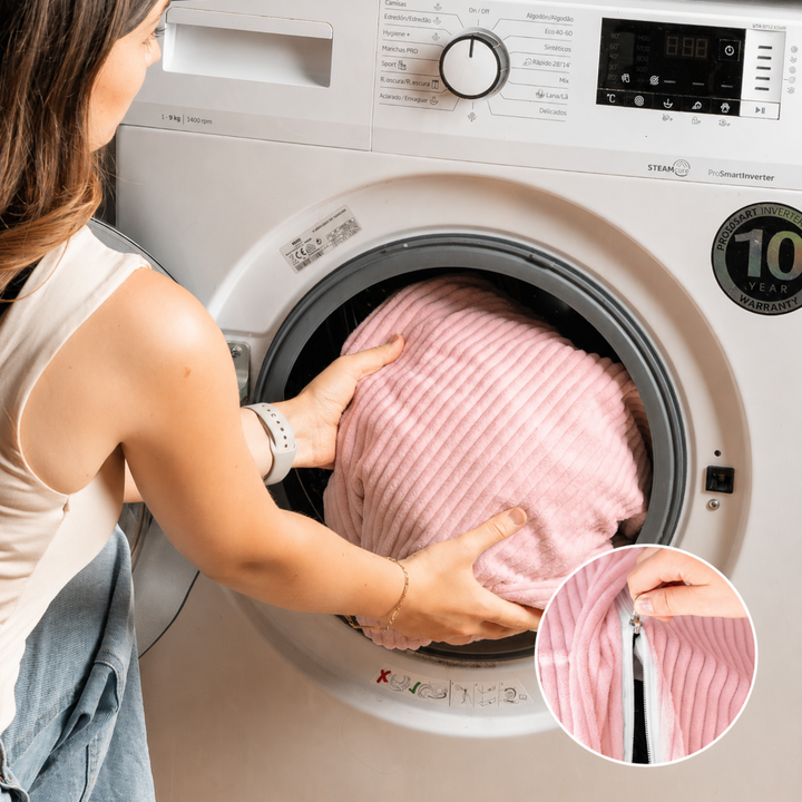 Housse en velours côtelé du pouf poire déhoussable insérée dans une machine à laver