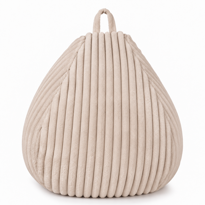 Pouf poire beige fourrure côtelée avec anse au sommet, aspect moelleux et arrondi.