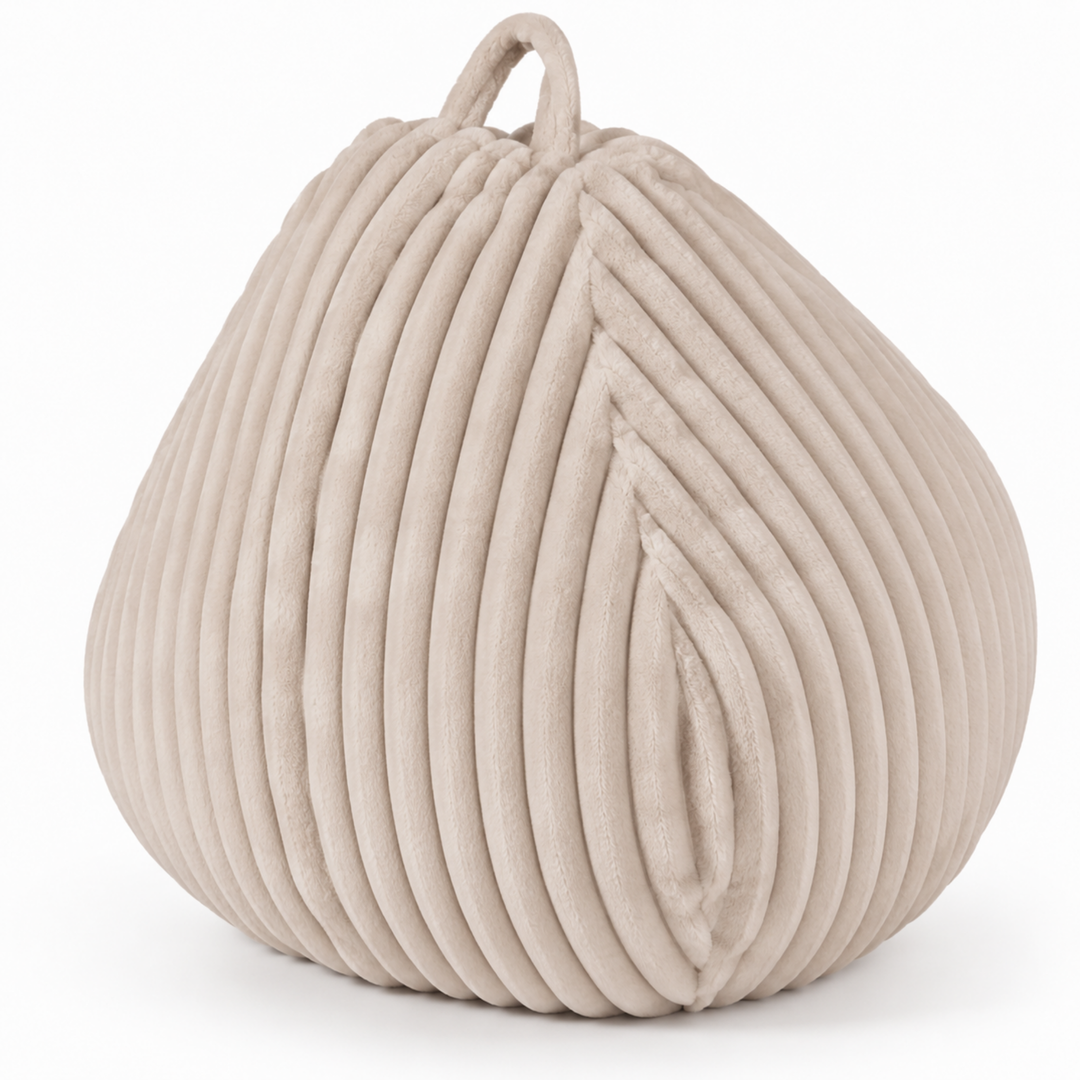 Pouf poire beige fourrure côtelée, relief vertical régulier et anse visible.