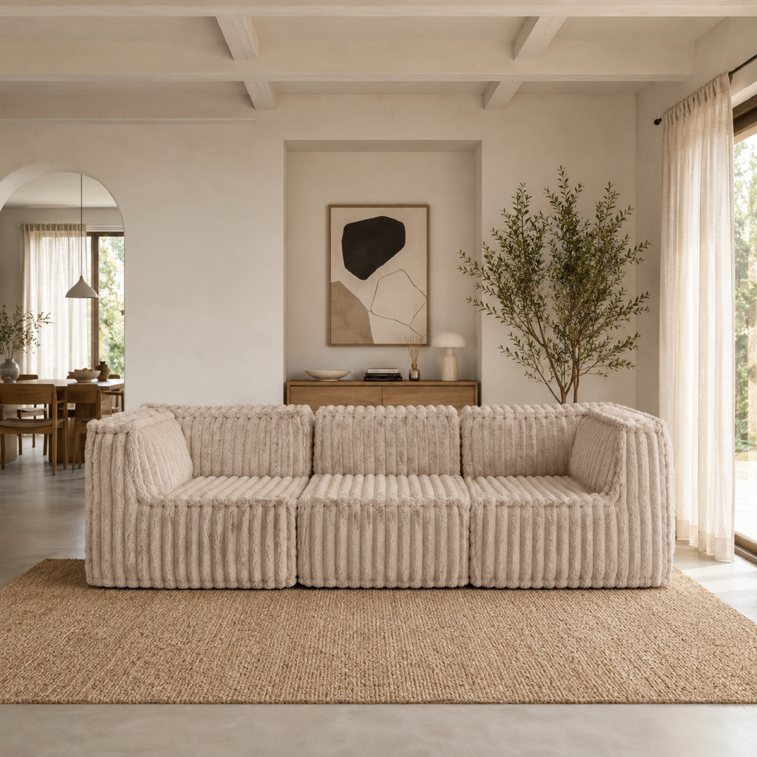 Canapé modulable beige 3 places en fourrure côtelée, vue d’ensemble en intérieur.