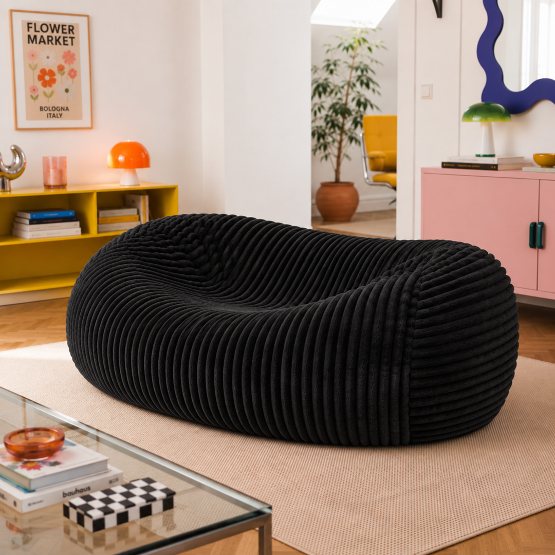Pouf long géant déhoussable en fourrure côtelée dans un salon moderne
