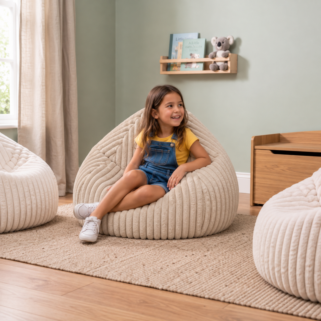 Personne assise confortablement dans un pouf poire en fourrure côtelée