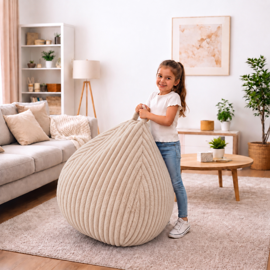 Personne tenant le pouf poire en fourrure côtelée par les poignées