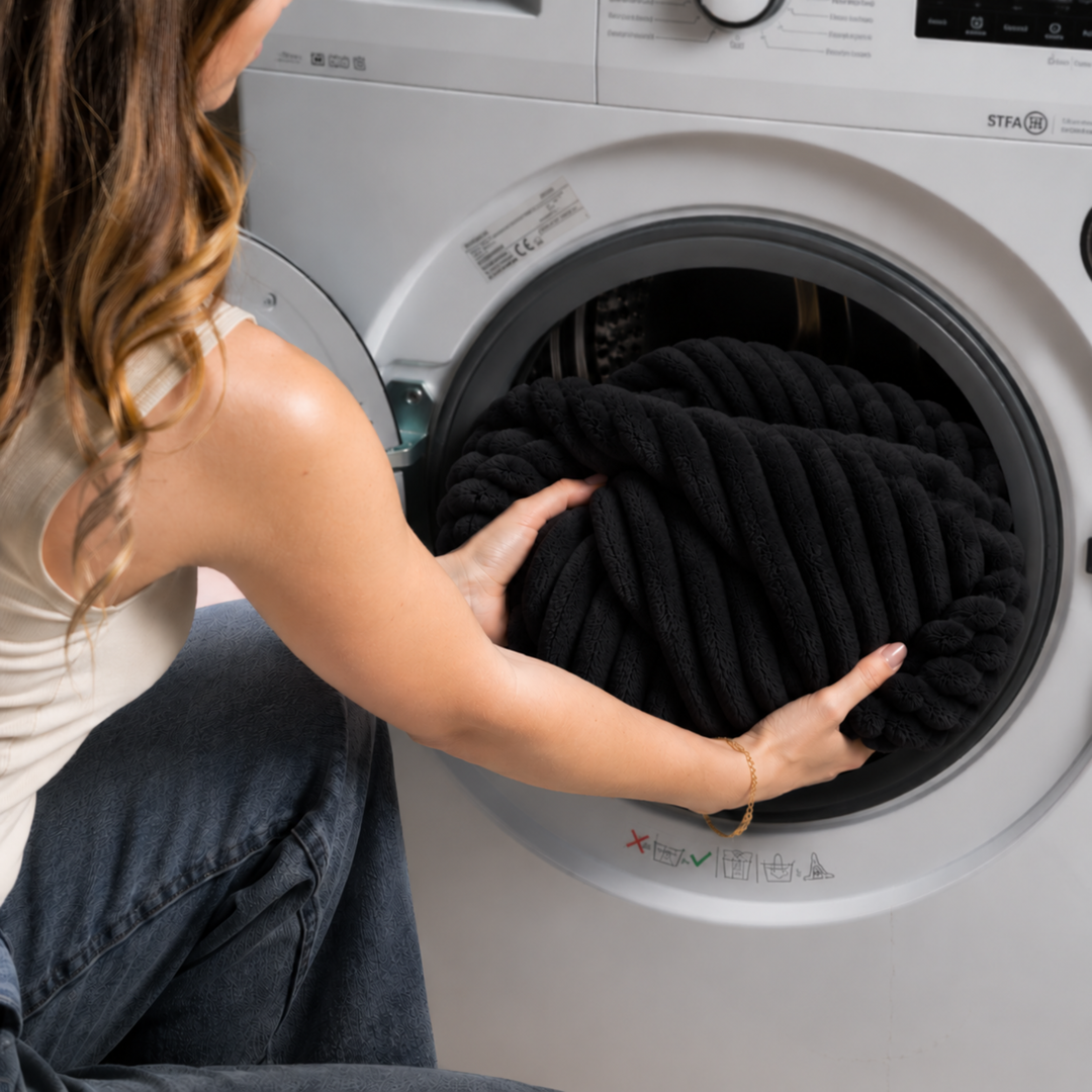 Housse en fourrure côtelée du pouf long géant déhoussable noir dans une machine à laver
