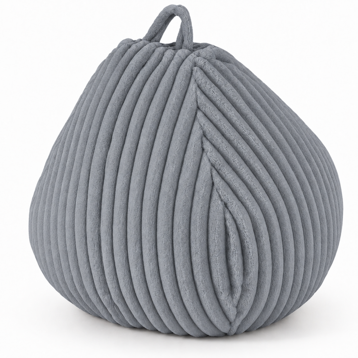 Pouf poire gris foncé en fourrure côtelée, avec poignée, forme arrondie.