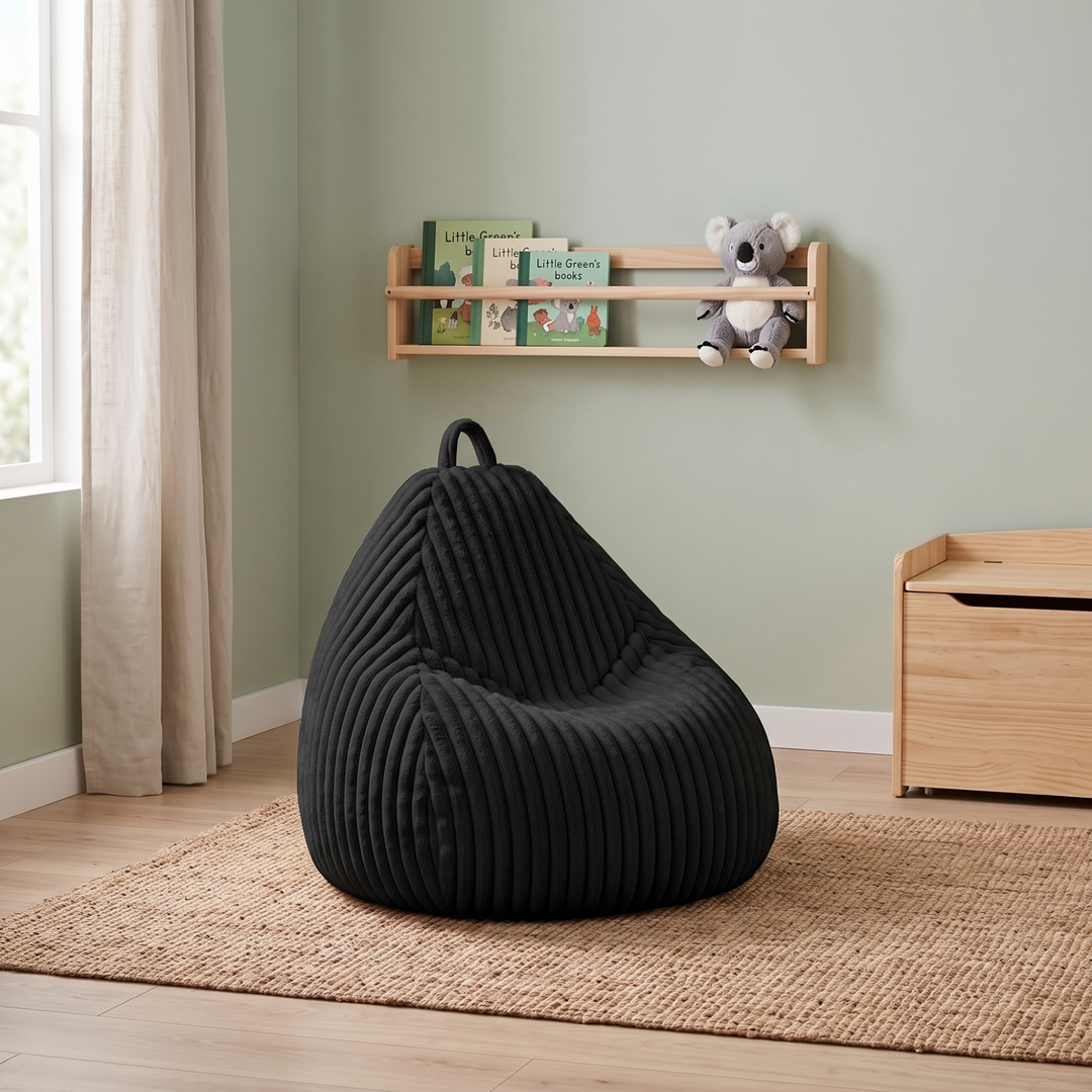 Pouf poire en fourrure côtelée posé au sol dans un intérieur
