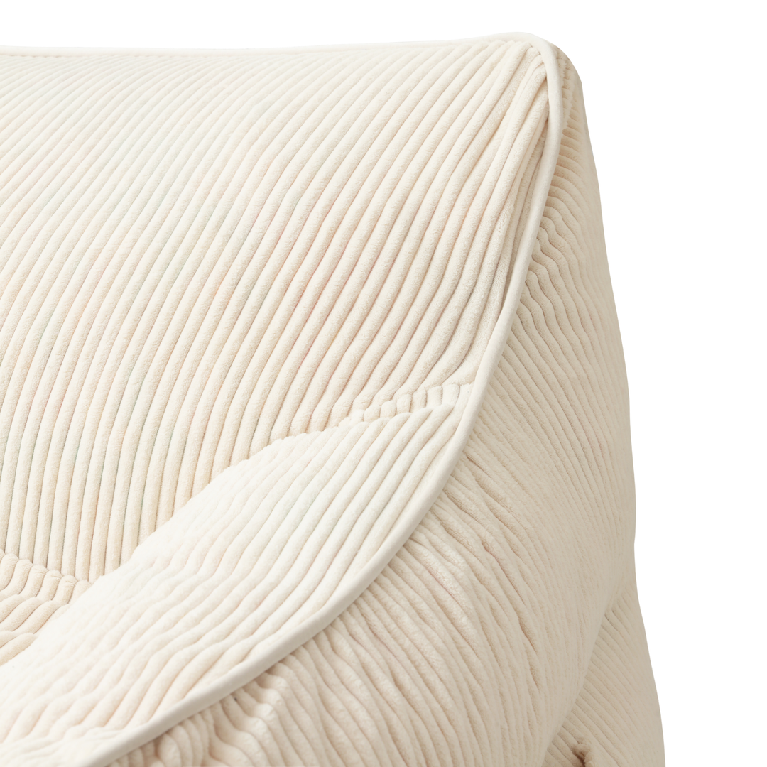 Pouf fauteuil en velours côtelé blanc cassé, gros plan sur l&