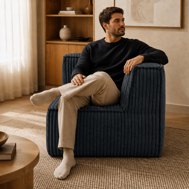 Personne assise sur le module d’angle de canapé en velours côtelé gris foncé, assise compacte pour coin