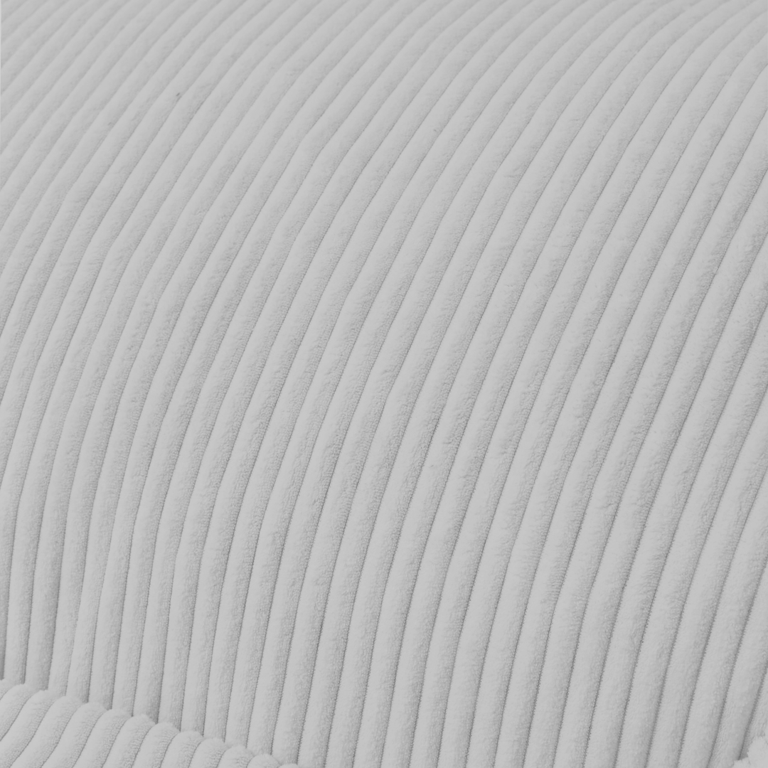 Gros plan du tissu du pouf en velours côtelé gris clair