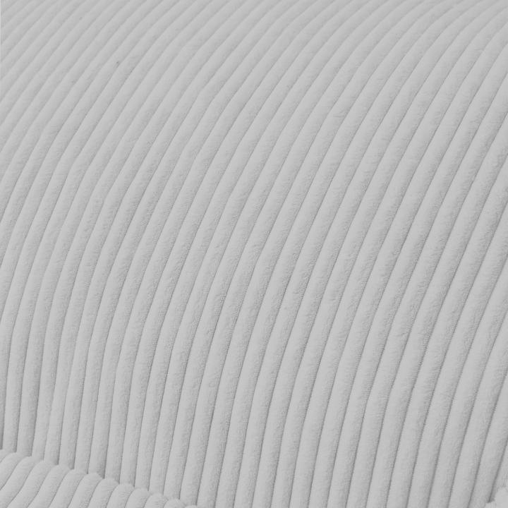 Gros plan du tissu du pouf en velours côtelé gris clair