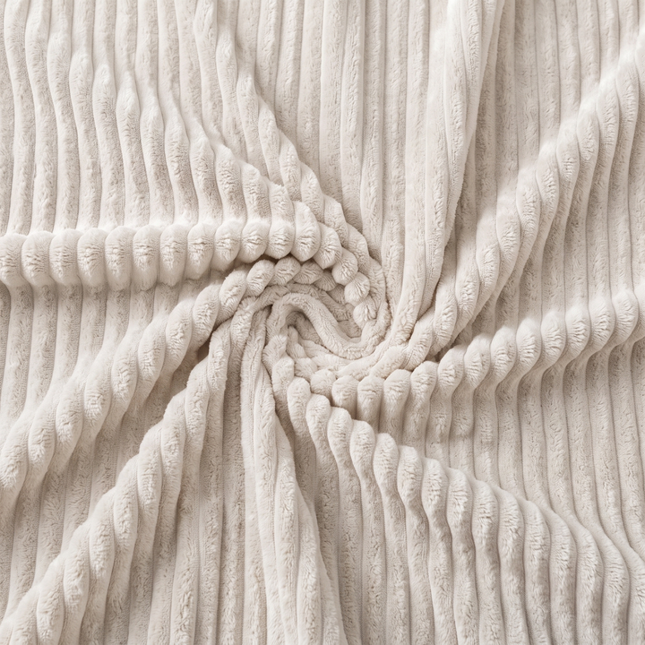 Détail de la housse en velours côtelé blanc cassé, texture et relief du tissu