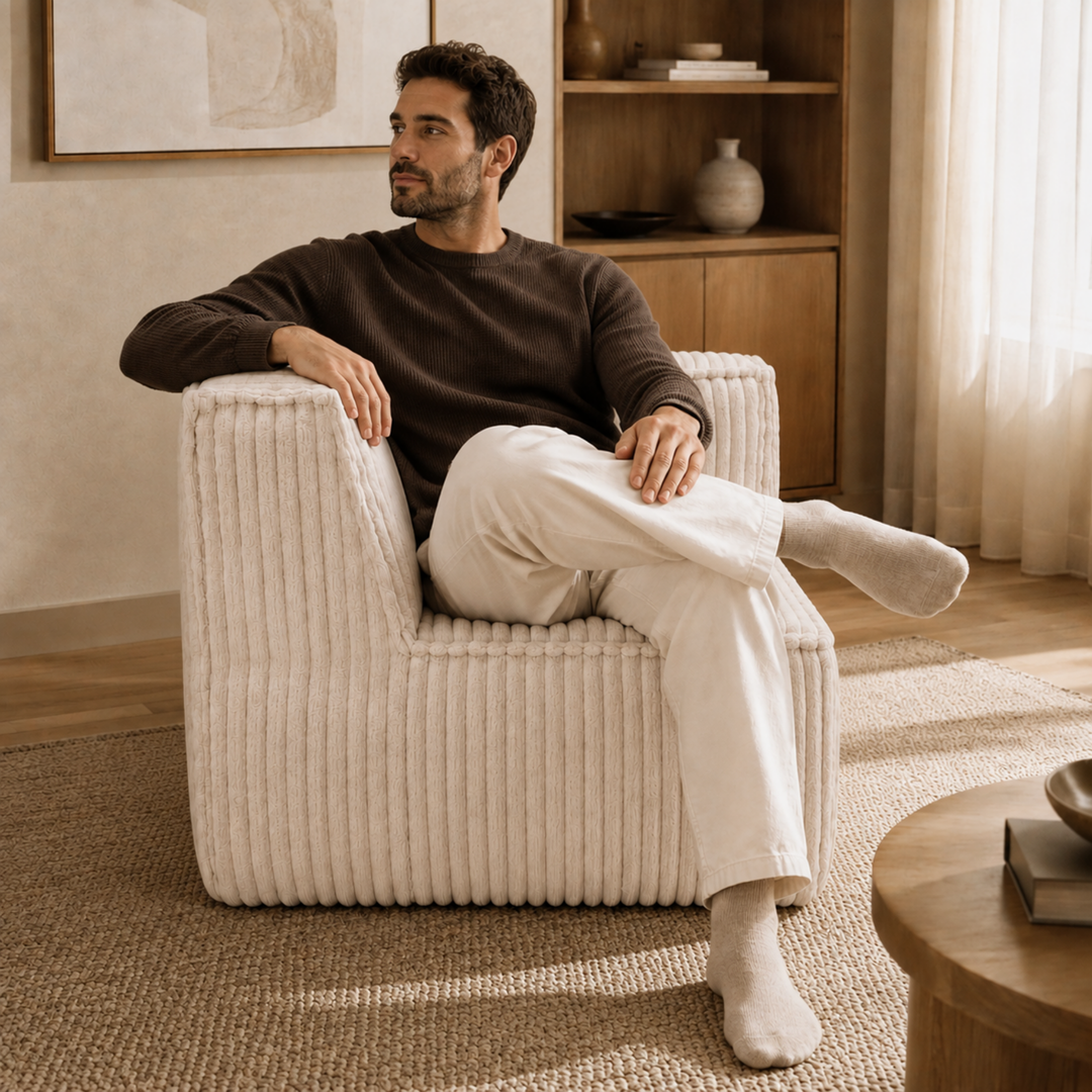 Personne assise sur le lodule d’angle en velours côtelé dans un salon