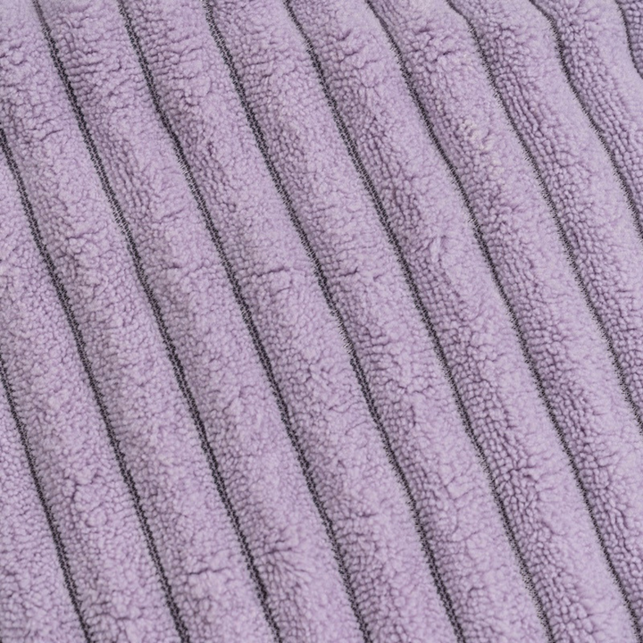Détail du tissu velours côtelé du pouf poire déhoussable, relief des côtes.