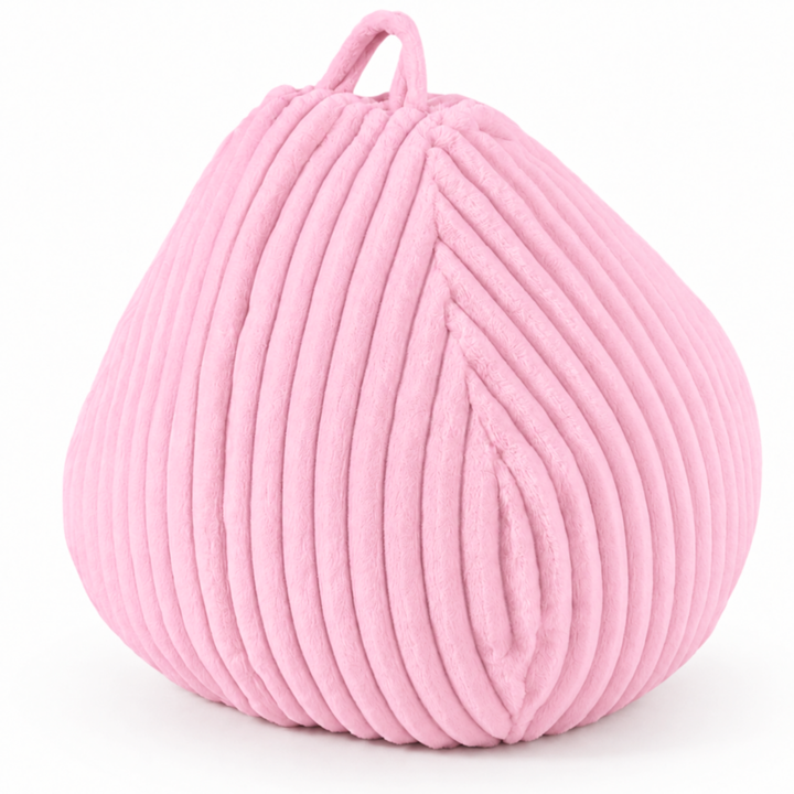 Pouf poire rose fourrure côtelée vue 3/4, poignée sur le dessus, texture moelleuse.