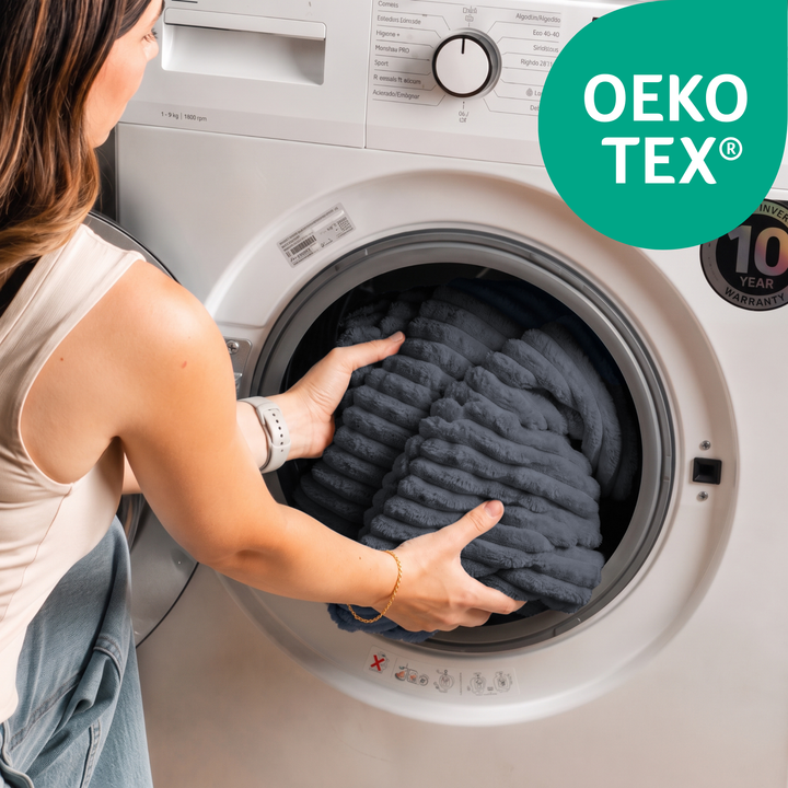 Housse amovible en velours côtelé gris foncé, placé dans la machine à laver, marquage OEKO-TEX
