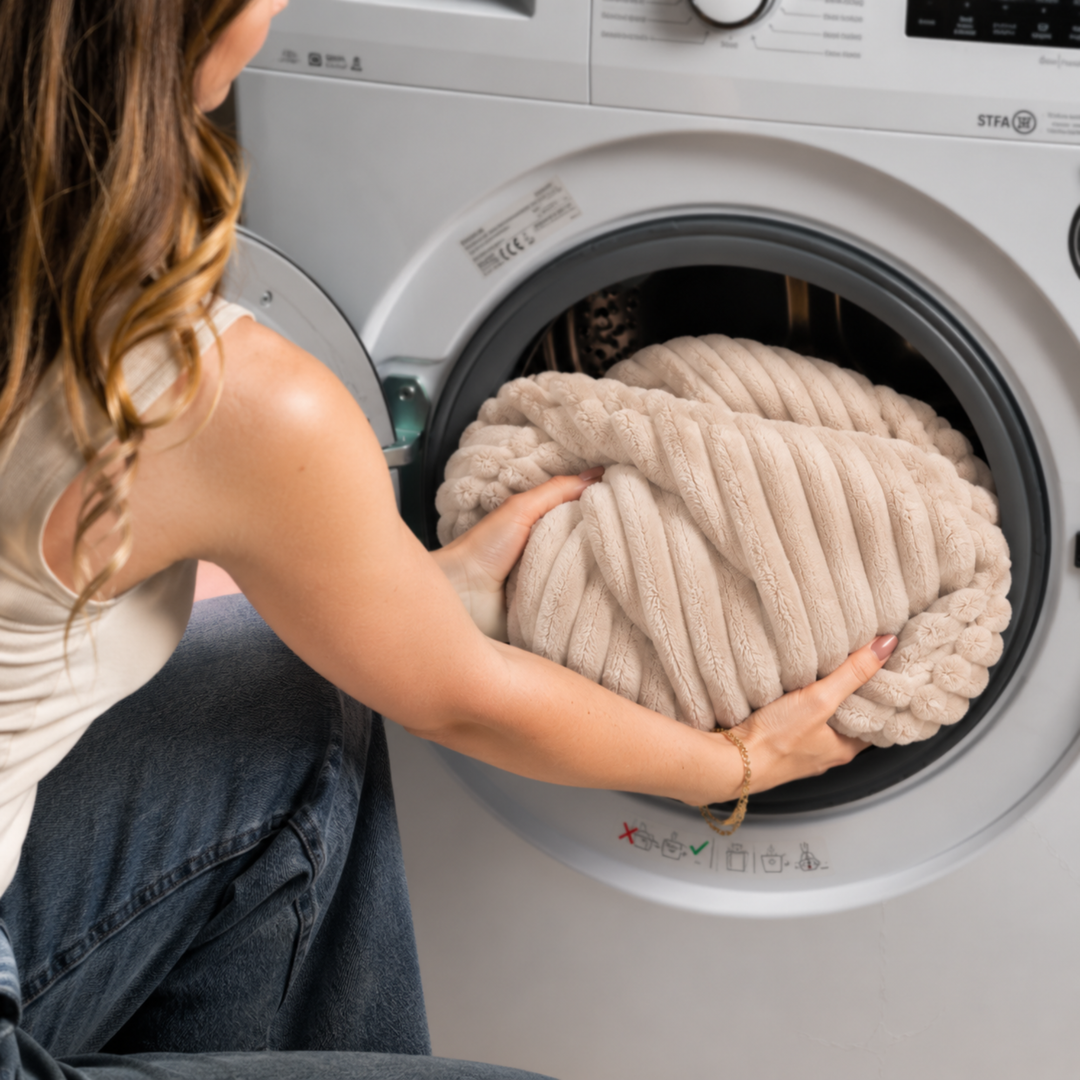 Housse en fourrure côtelée du pouf long géant déhoussable beige dans une machine à laver