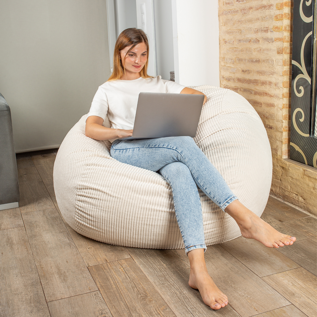 Personne assise sur le pouf-lit convertible 2en1, forme ronde confortable