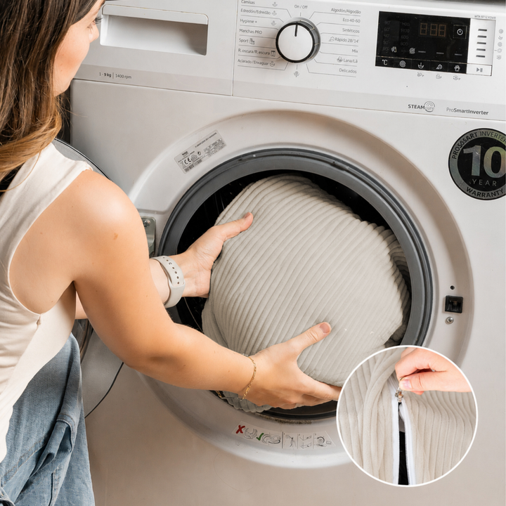 Housse en velours côtelé du pouf poire déhoussable insérée dans une machine à laver